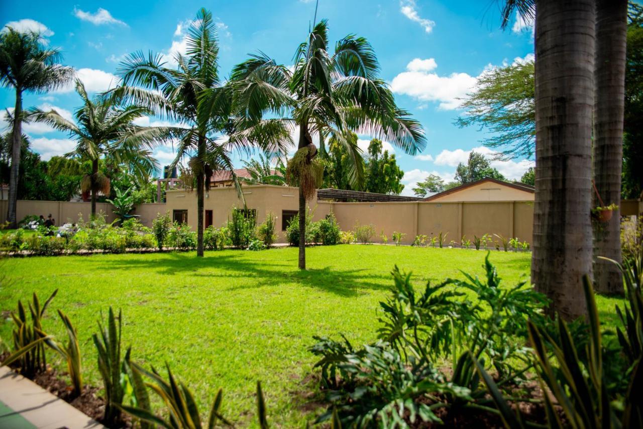 Lush Garden Hotel Arusha Buitenkant foto