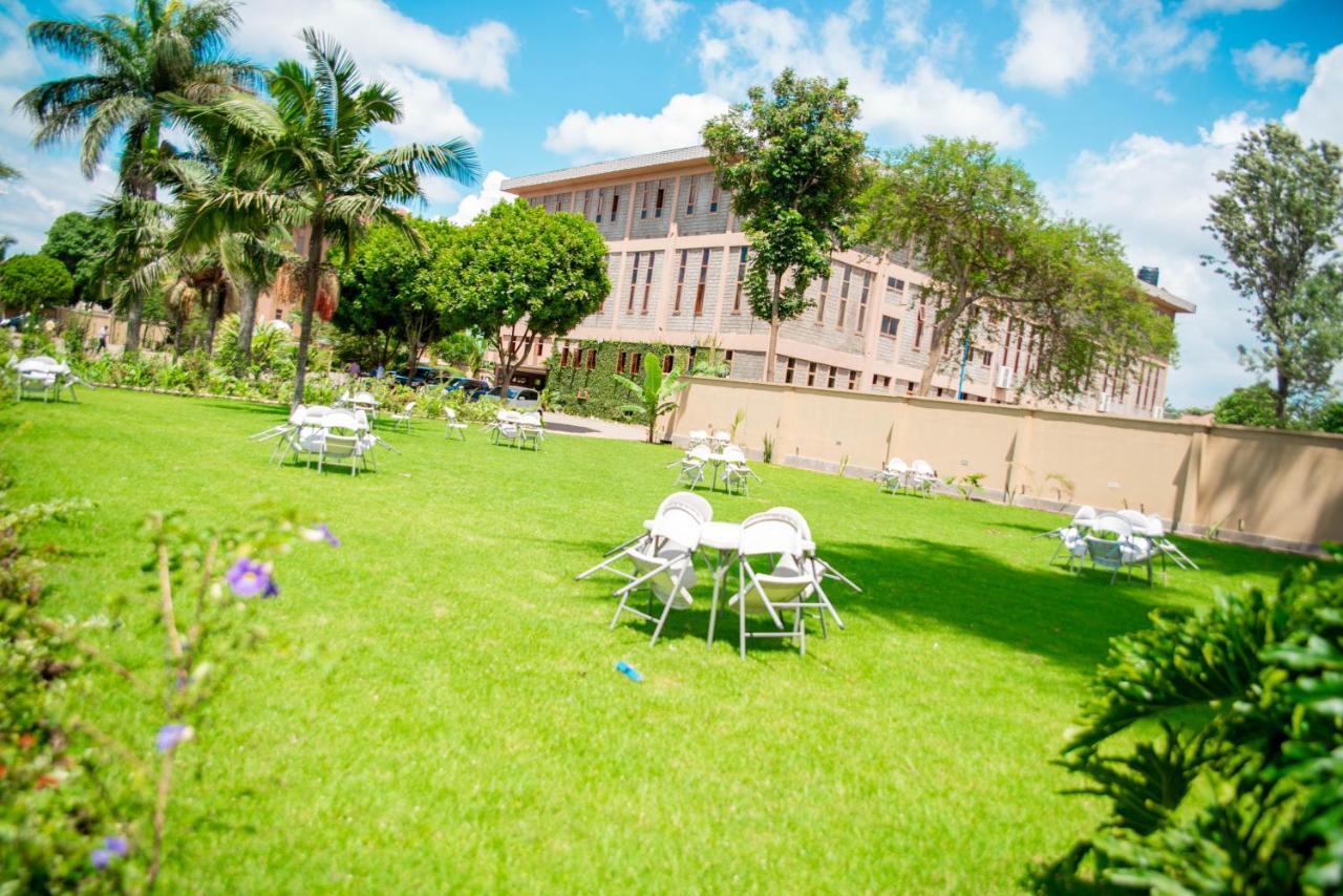 Lush Garden Hotel Arusha Buitenkant foto
