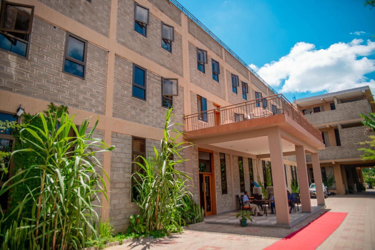 Lush Garden Hotel Arusha Buitenkant foto