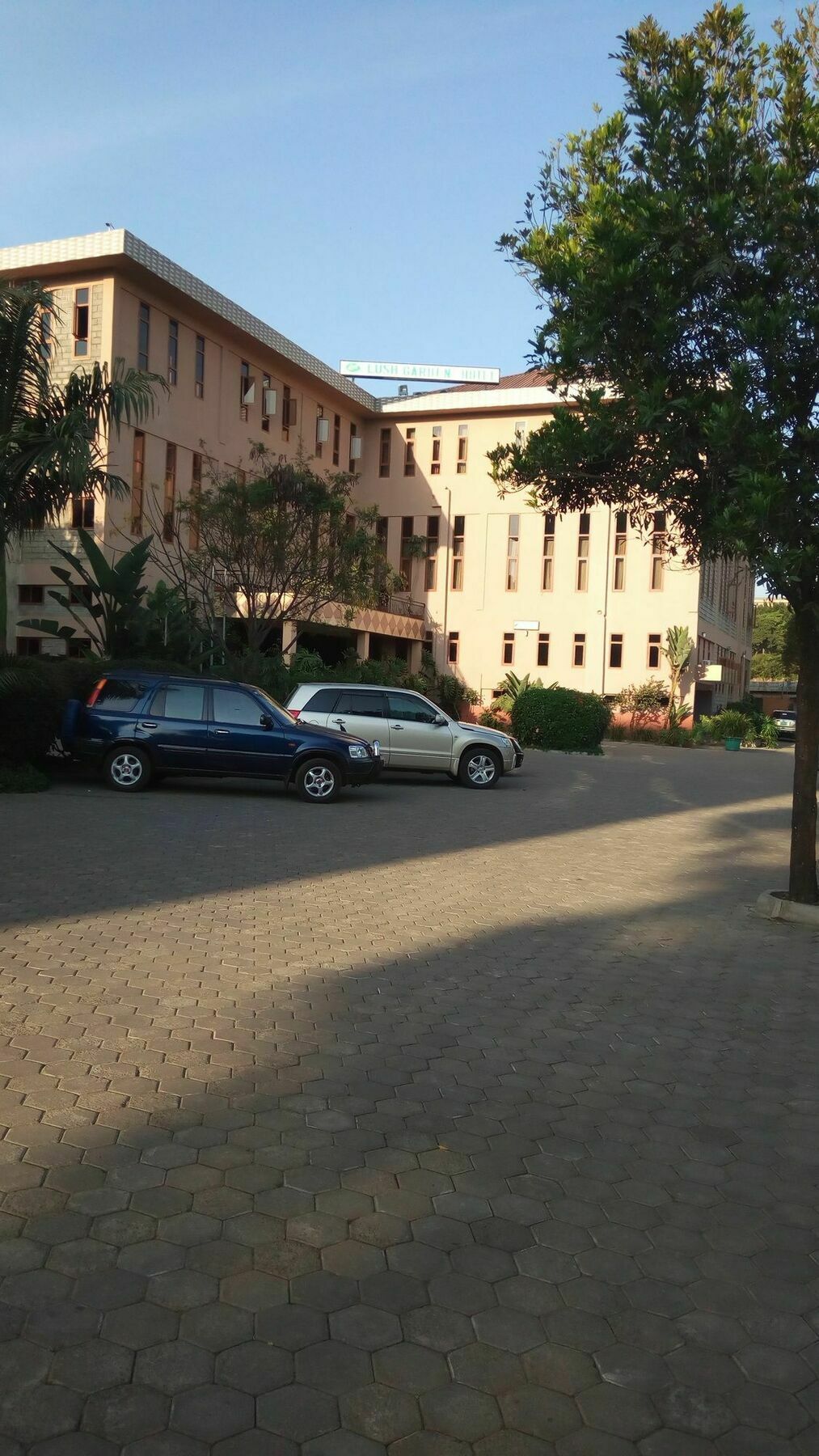 Lush Garden Hotel Arusha Buitenkant foto